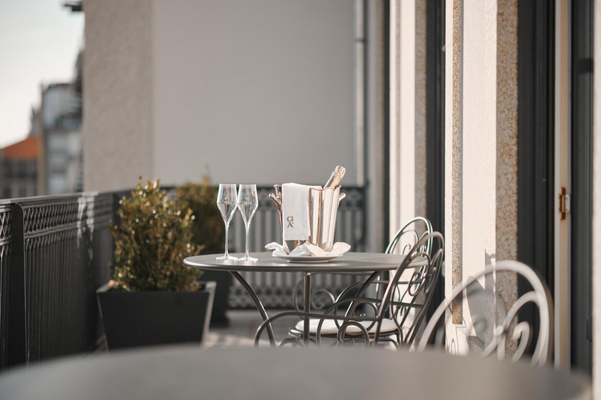 Ga Palace Hotel & Spa, A Xixth-Century Villa Porto Exterior photo A balcony