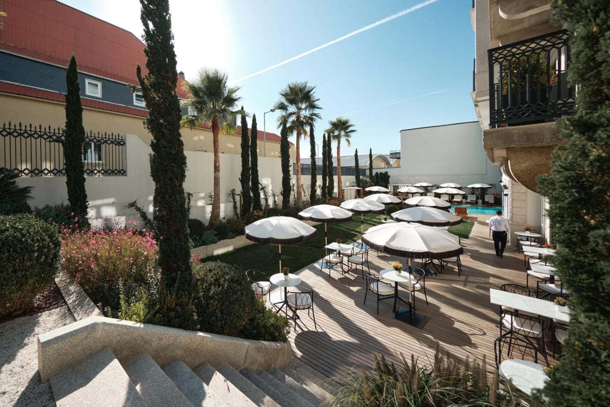 Ga Palace Hotel & Spa, A Xixth-Century Villa Porto Exterior photo The hotel's courtyard