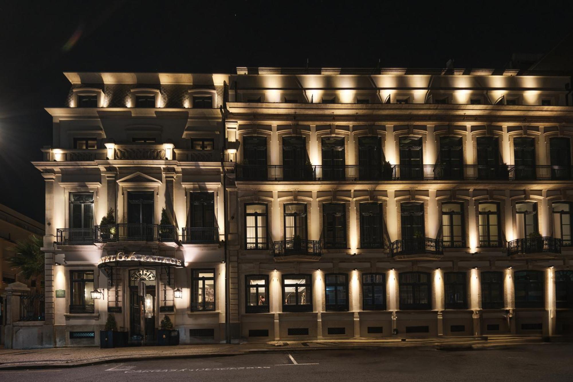 Ga Palace Hotel & Spa, A Xixth-Century Villa Porto Exterior photo The hotel at night